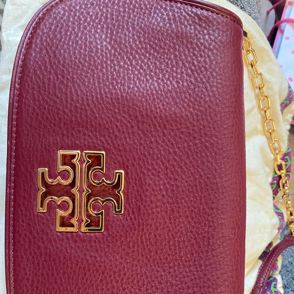 Brand new Leather Tory Burch magnetic closure chain link bag. Deep Plum/Maroon